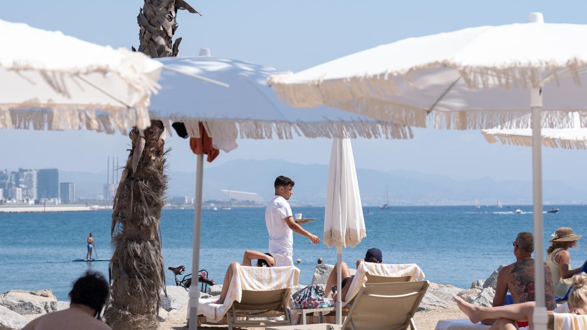 La playa de Barcelona abarrotada por los turistas.