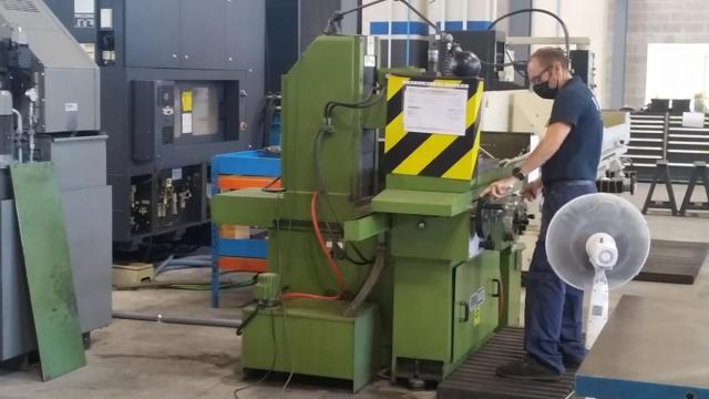 Un trabajador, en una empresa.