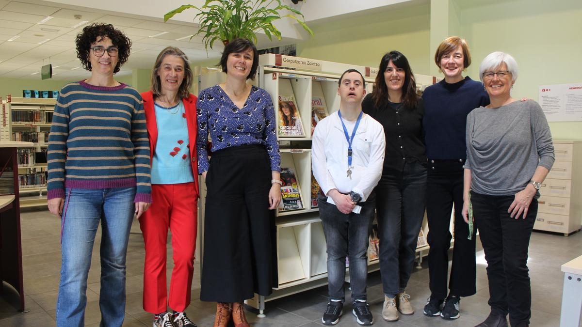 Adela Bikandi, la directora Asun Agiriano, Olatz Bartolome, David Raso, Garazi Goitia, Saioa Ojanguren y Nerea Mendizabal.