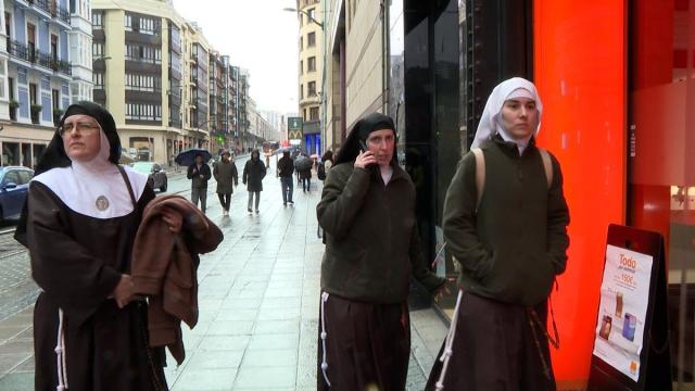 Exmonjas del convento de Belorado a su salida de los juzgados de Bilbao.
