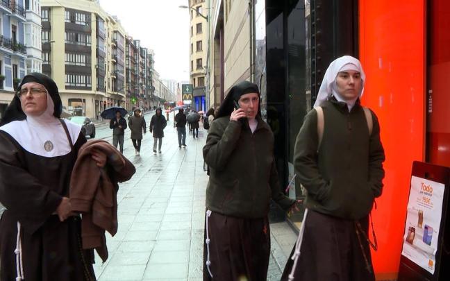 Exmonjas del convento de Belorado a su salida de los juzgados de Bilbao.