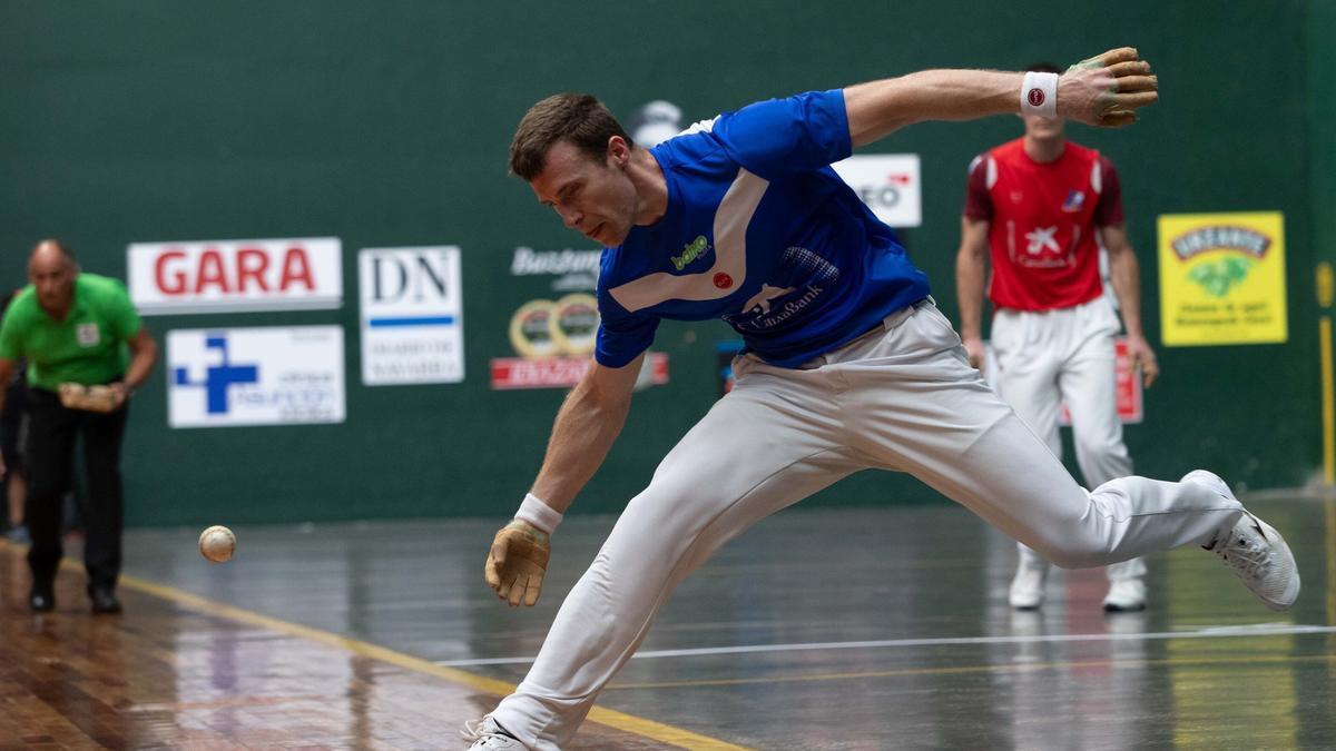 Imagen de un pelotari durante la final de La Blanca