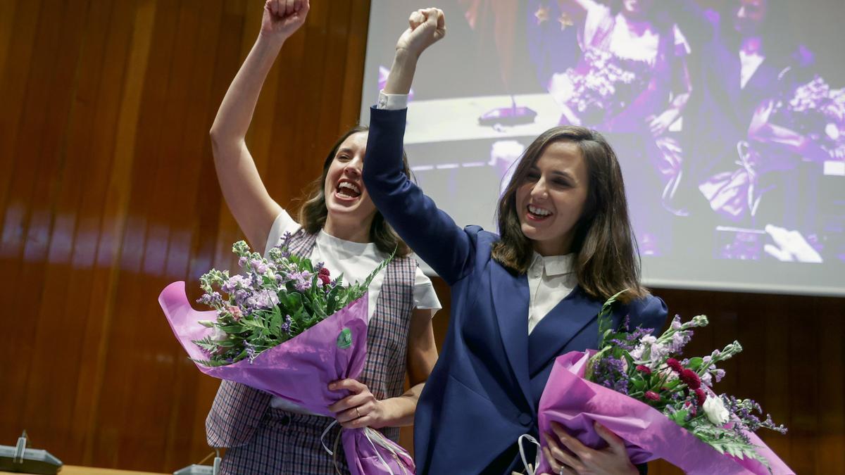 Las ex ministras de Podemos Ione Belarra e Irene Montero tras el traspaso de carteras.