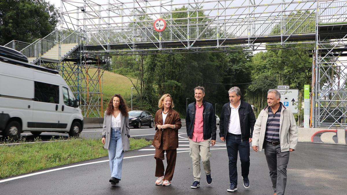 Representantes de la Diputación y del Ayuntamiento de Lezo en Gaintxurizketa