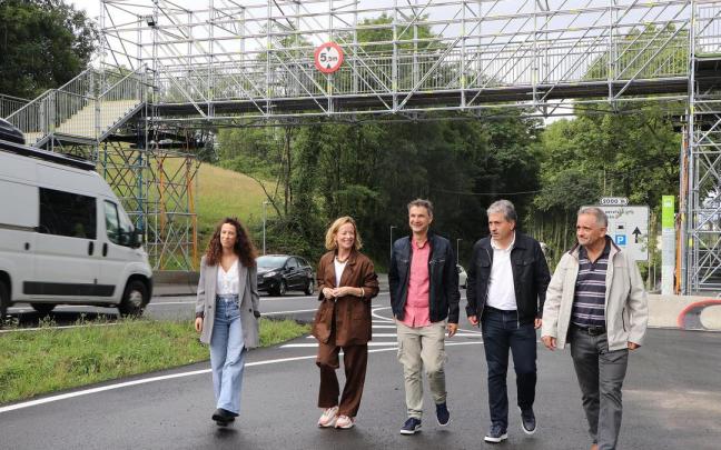 Representantes de la Diputación y del Ayuntamiento de Lezo en Gaintxurizketa