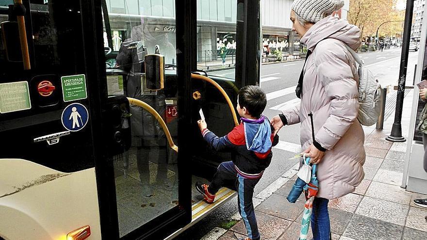 Un menor accede a un autobús del transporte urbano de Gasteiz.