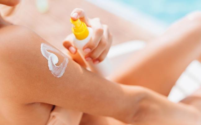 Crema solar aplicada en forma de corazón.