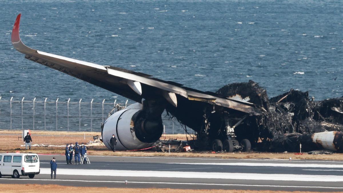 Resto de uno de los aviones accidentados en el aeropuerto de Haneda.