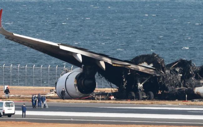 Resto de uno de los aviones accidentados en el aeropuerto de Haneda.