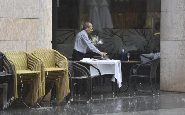 Un camarero recoge la terraza de un restaurante / EP Un camarero recoge la terraza de un restaurante