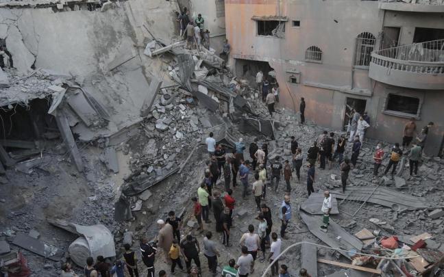 Varias viviendas bombardeadas por Israel en la localida de Khan Younis, en Gaza.