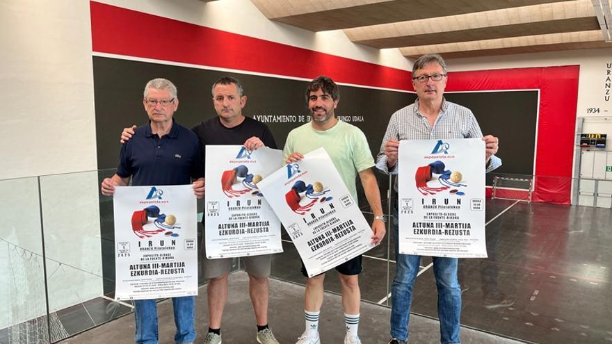 Representantes de Kurpil Kirolak y Aspe junto a Borka Olazabal, delegado de Deportes del Ayuntamiento de Irun.