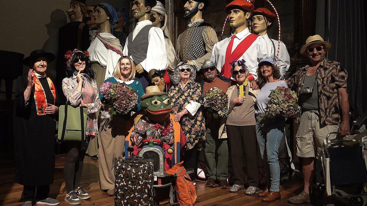 El equipo de Ikusi Makusi en una foto promocional de 'Oporretara goaz!. ¡Nos vamos de vacaciones!'.