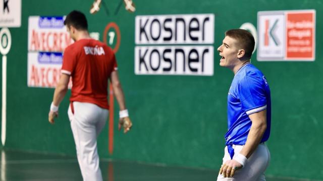 Beñat Apezetxea vencen en su debut profesional con Aspe junto a Rezusta ante Peio Etxeberria-Bikuña en el frontón Beotibar de Tolosa.