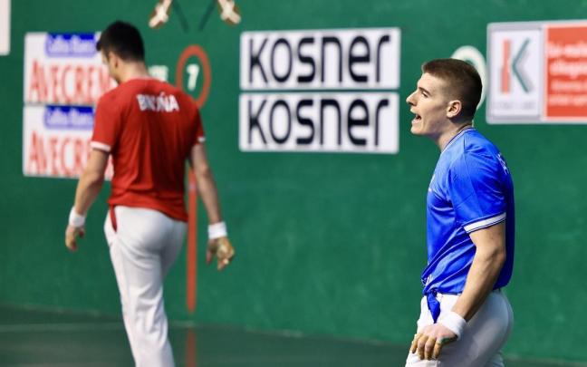 Beñat Apezetxea vencen en su debut profesional con Aspe junto a Rezusta ante Peio Etxeberria-Bikuña en el frontón Beotibar de Tolosa.