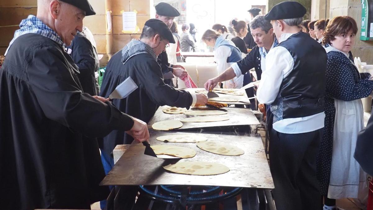 El olor del talo inundará la Herriko Plaza de Azkoitia el 30 de noviembre, durante la celebración de la feria de San Andrés.