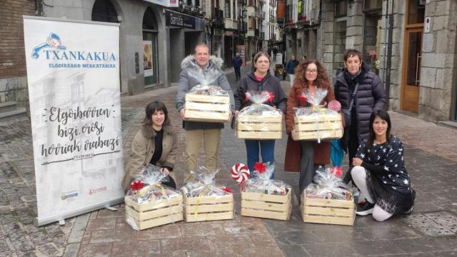 Presentación de las hermosas cestas que Txankakua va a sortear dentro de la campaña de Navidad.