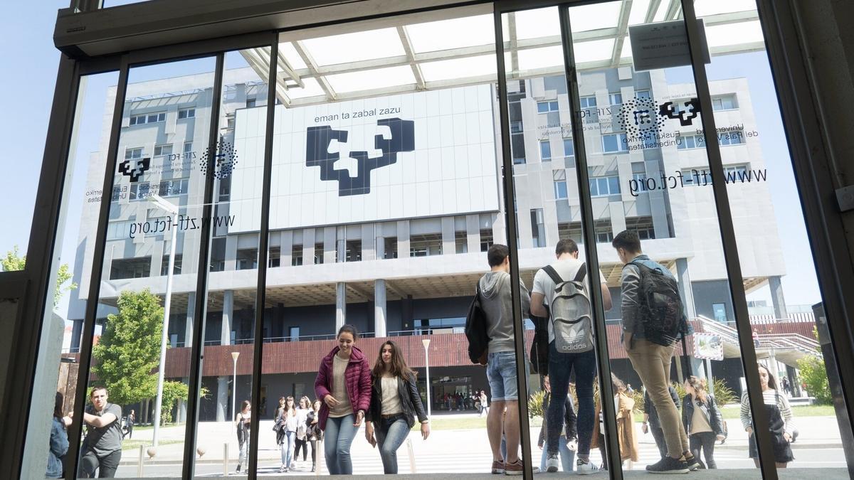 Estudiantes en el Campus de la EHU en Bizkaia.