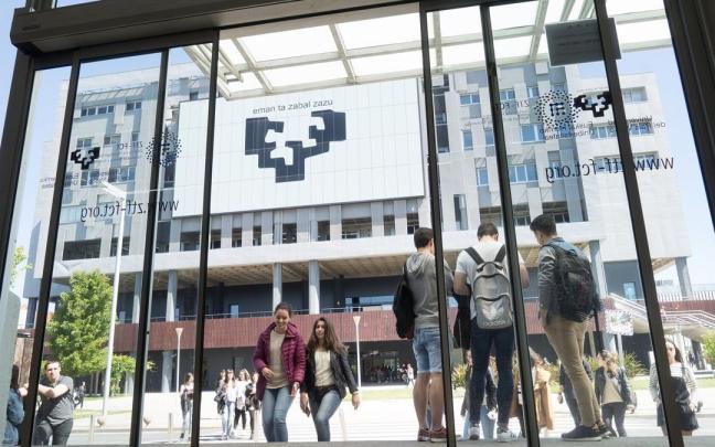 Estudiantes en el Campus de la EHU en Bizkaia.