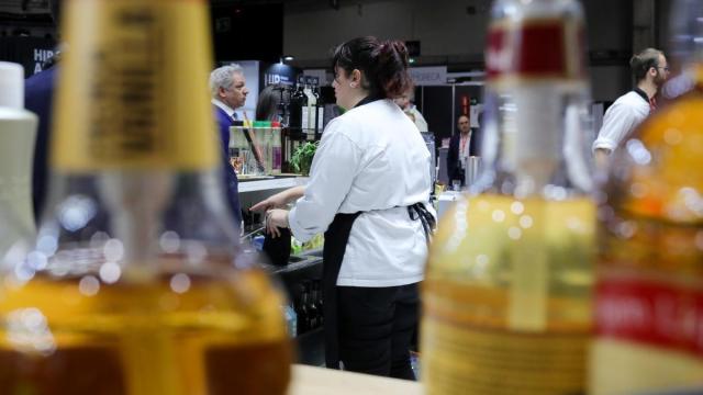 Una camarera en un bar
