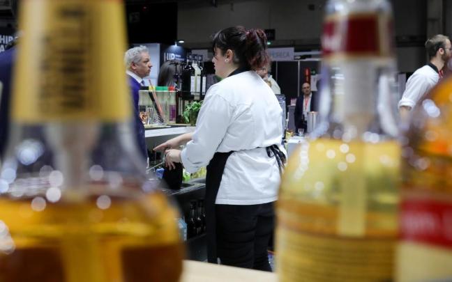 Una camarera en un bar