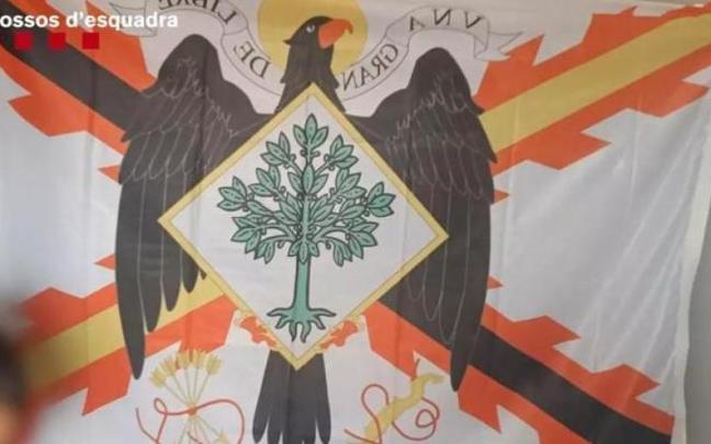 Una de las banderas encontradas en la vivienda del detenido. Una de las banderas encontradas en la vivienda del detenido.