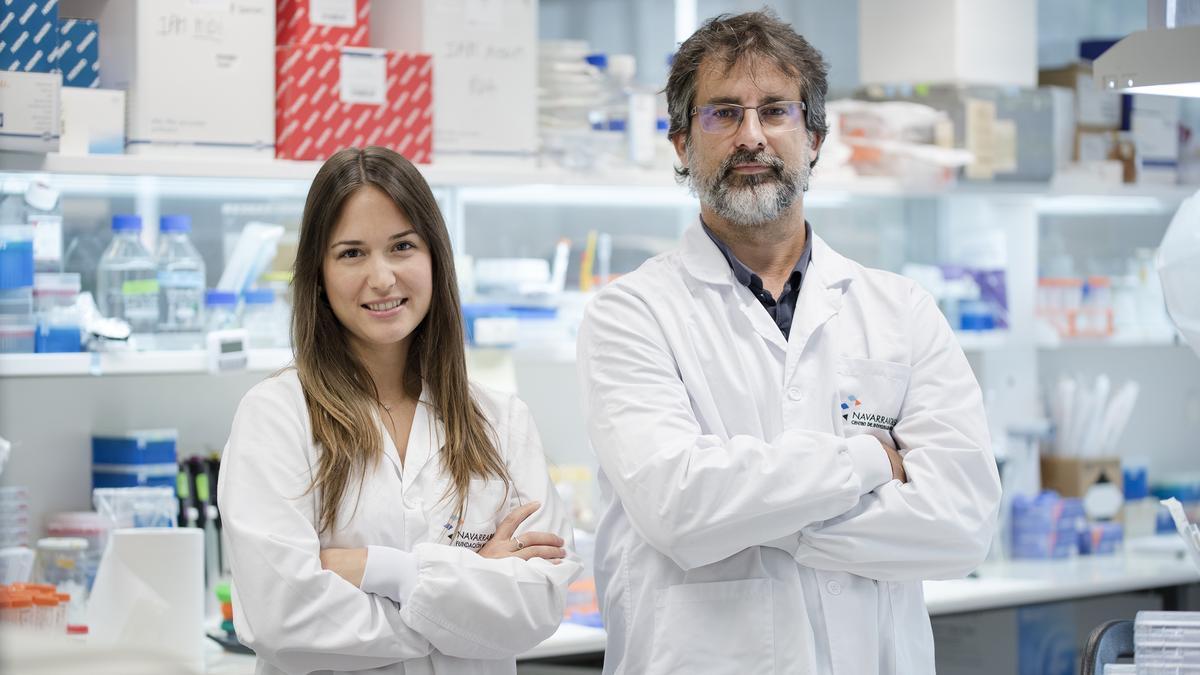 Marta Redondo, doctoranda por la UPNA e investigadora de Navarrabiomed, con Imanol Arozarena, responsable de la Unidad de Señalización en Cáncer del centro.