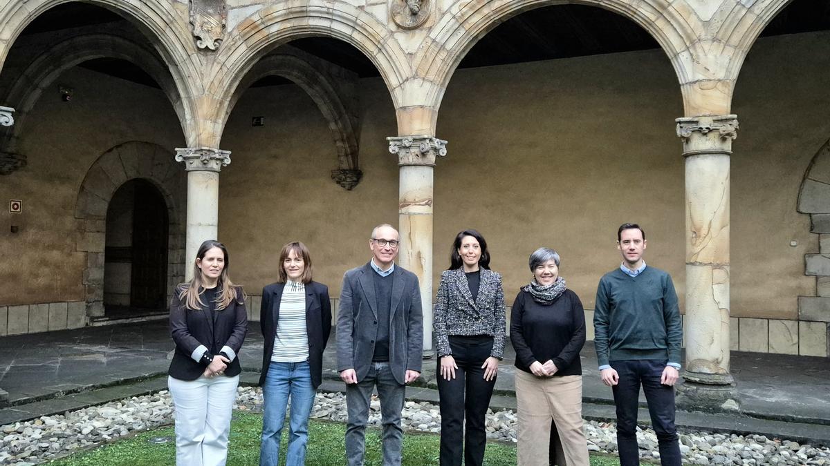 La diputada Azahara Domínguez, técnicos y responsables del proyecto, este lunes en Oñati.