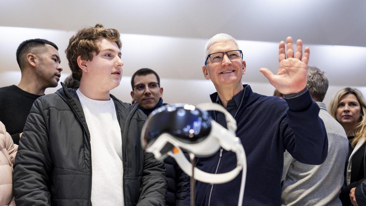 Tim Cook ha presentado las Apple Vision Pro en una tienda de la compañía en Nueva York.