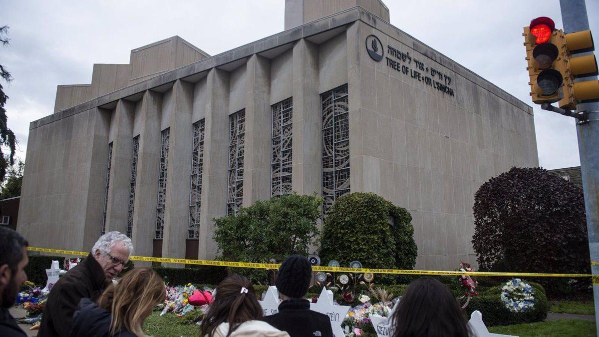 Numerosas personas congregadas frente a la sinagoga de Pittsburgh tras la masacre en 2018