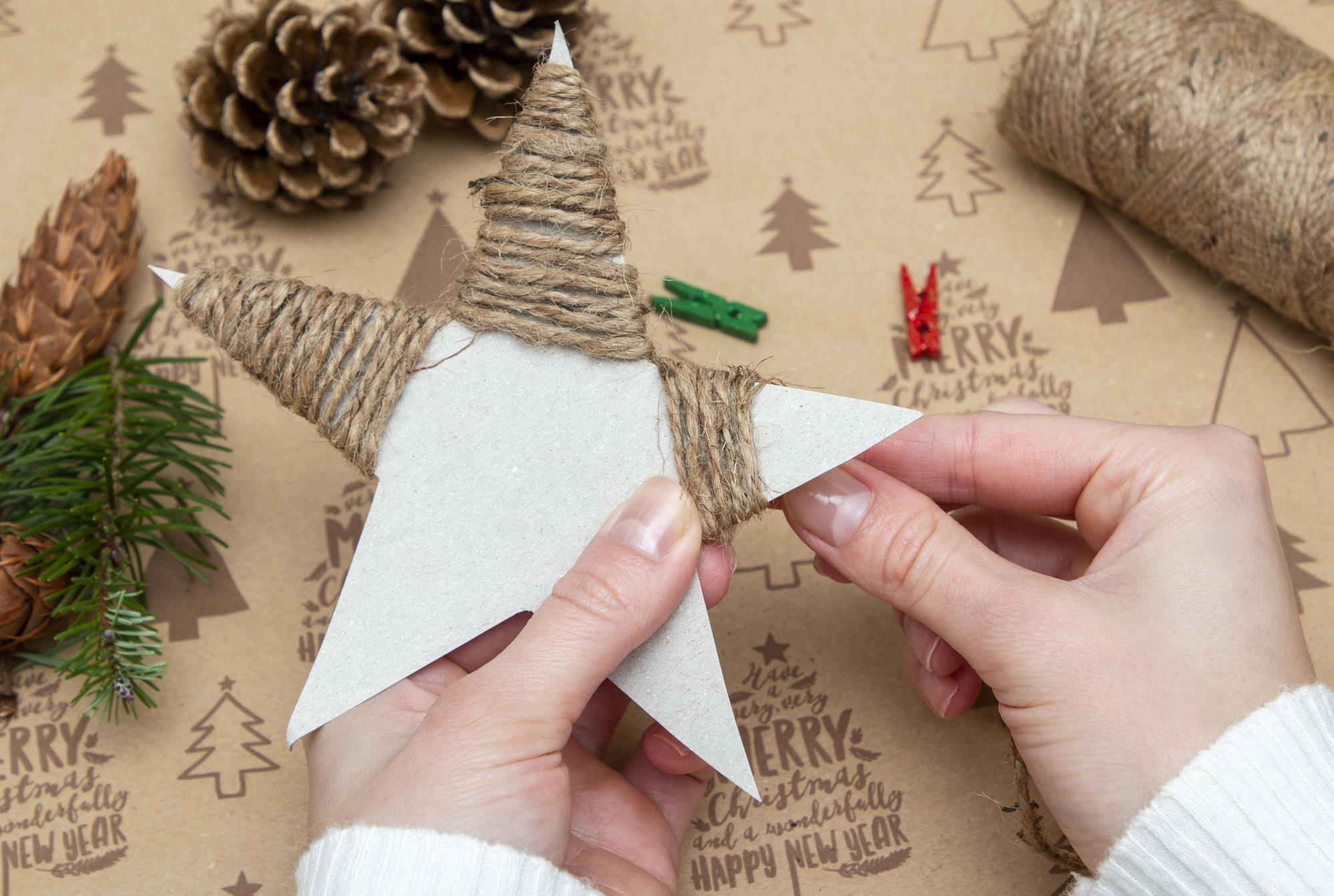 Estrellas con cordel y base de cartón.