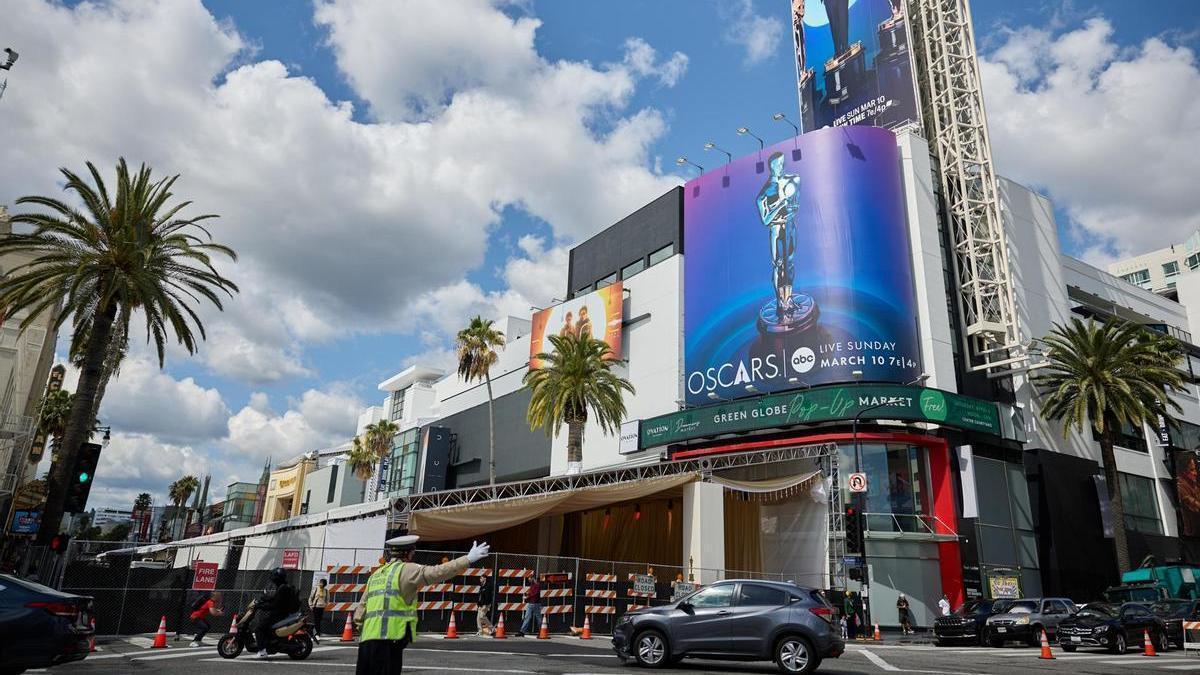 La calle que da al Teatro Dolby que acogerá una vez más la gala de los Oscar, cerrada al tráfico.