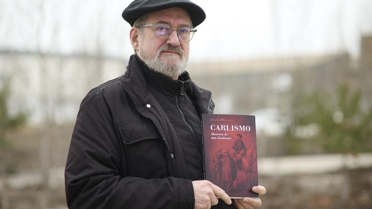 Fernando Sánchez Aranaz, con un ejemplar de su libro.