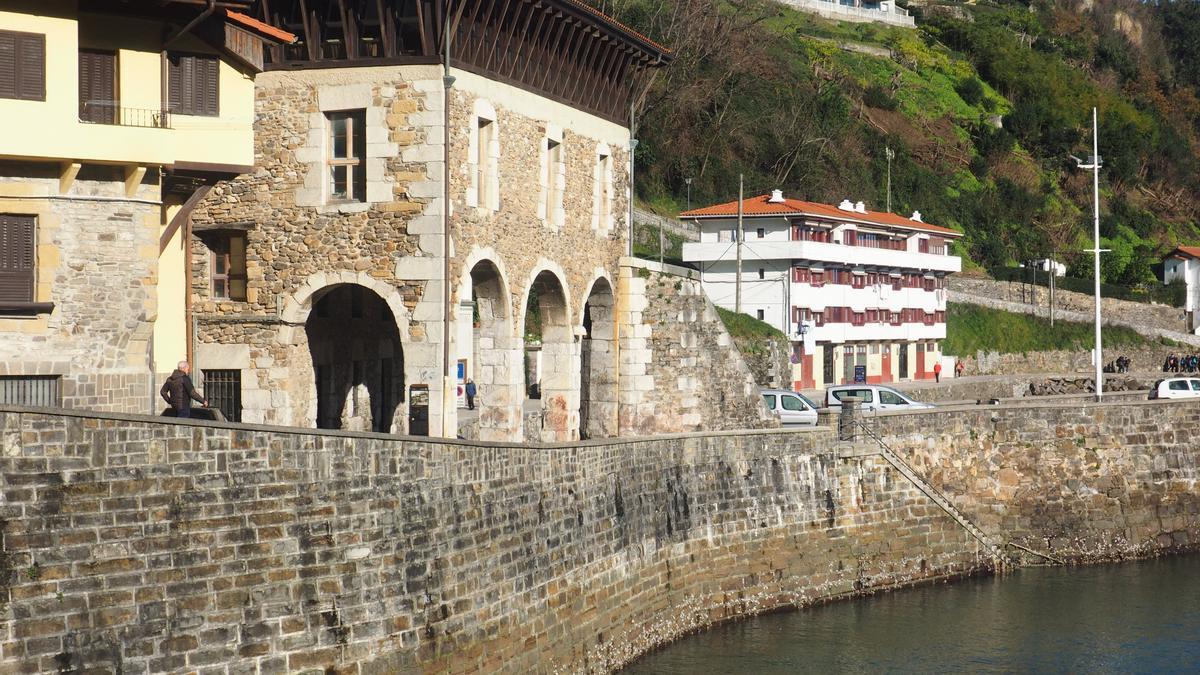 La visita guiada sobre la tradición conservera de Mutriku dará comienzo en el edificio de la antigua lonja.