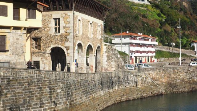 La visita guiada sobre la tradición conservera de Mutriku dará comienzo en el edificio de la antigua lonja.