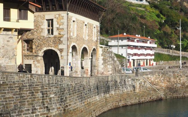 La visita guiada sobre la tradición conservera de Mutriku dará comienzo en el edificio de la antigua lonja.