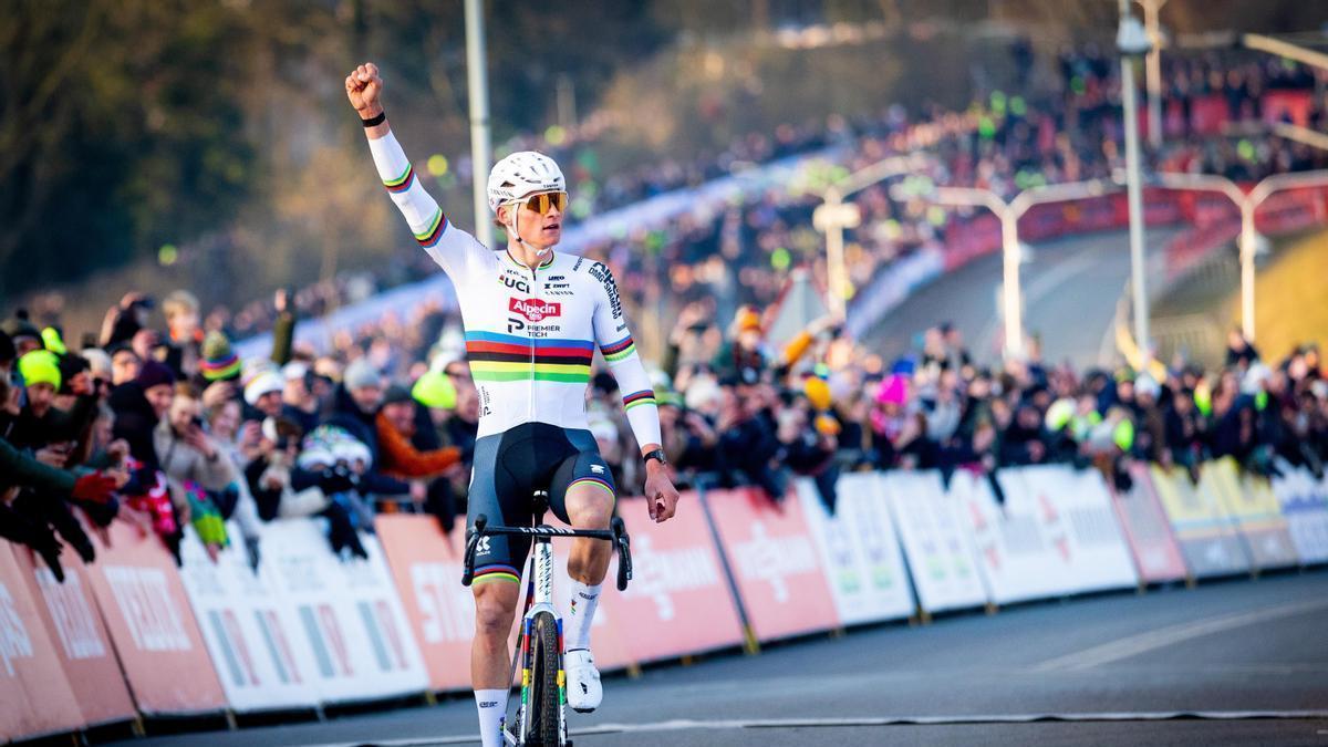 Mathieu van der Poel certifica su segunda corona en la Copa del Mundo de ciclocross.