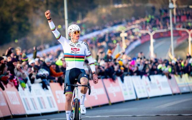 Mathieu van der Poel certifica su segunda corona en la Copa del Mundo de ciclocross.