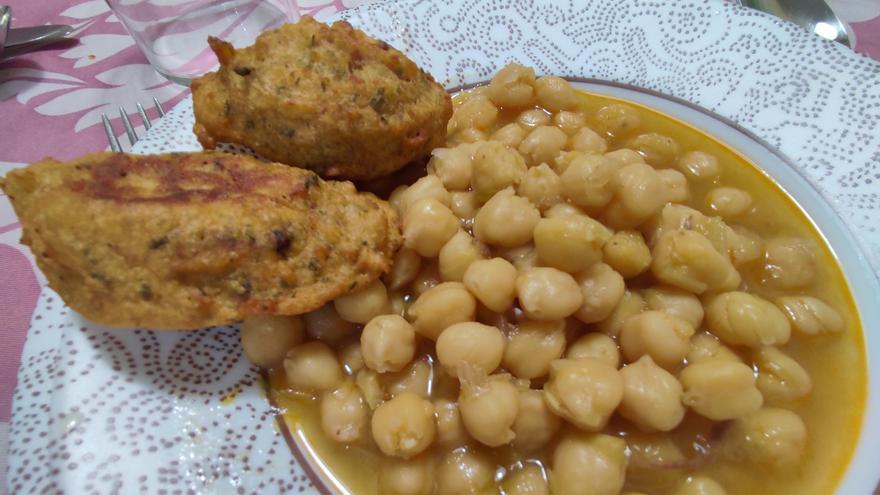 Los huevos tontos también pueden completar un plato de legumbre o a un guiso de carne.