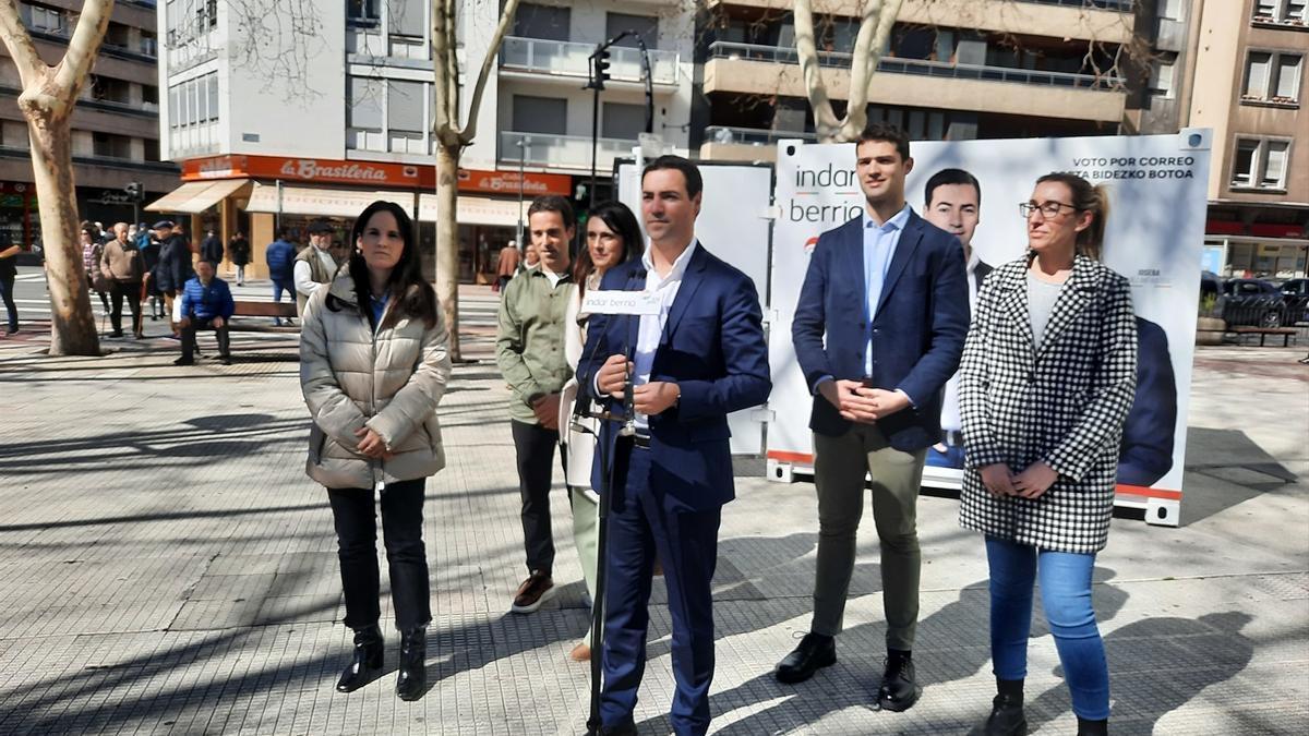 Pradales ha inaugurado un punto de encuentro electoral del PNV en Vitoria-Gasteiz.