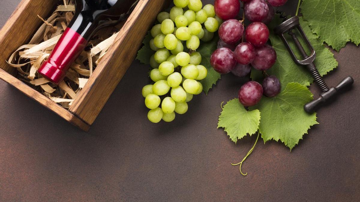 Uvas y botella de vino