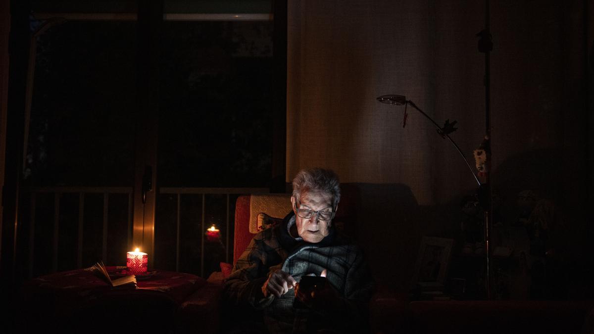Un hombre consulta su móvil durante el apagón, a 28 de abril de 2025.