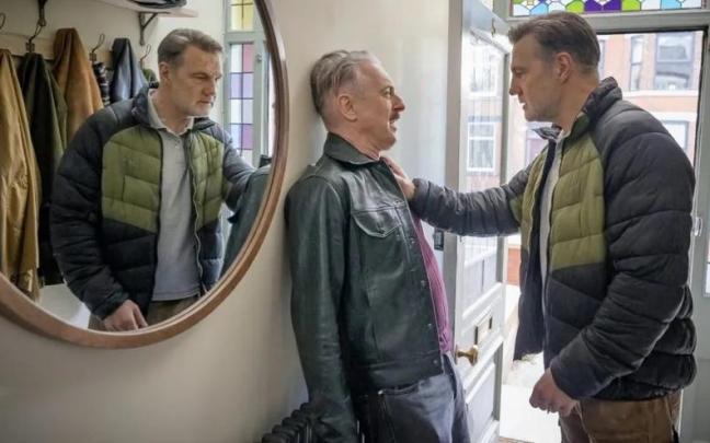 Alan Cumming y David Morrissey, en una escena de la serie ‘De puntillas’