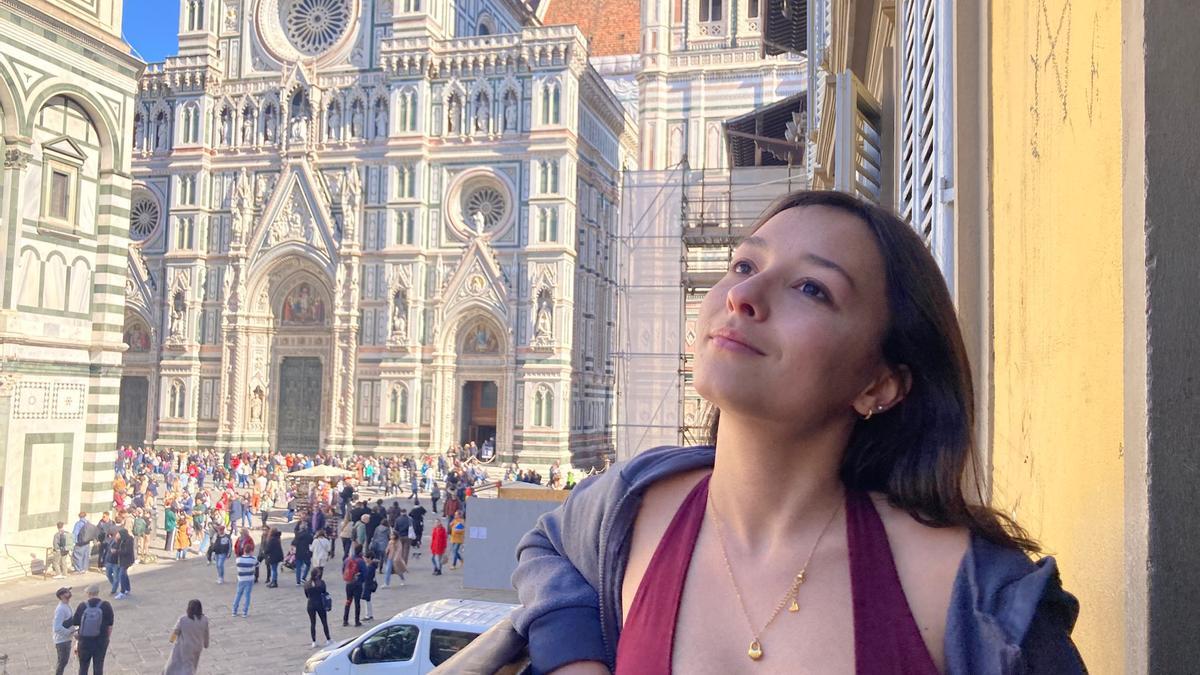 Lia, junto a la Catedral de Santa María del Fiore en Florencia, Italia.
