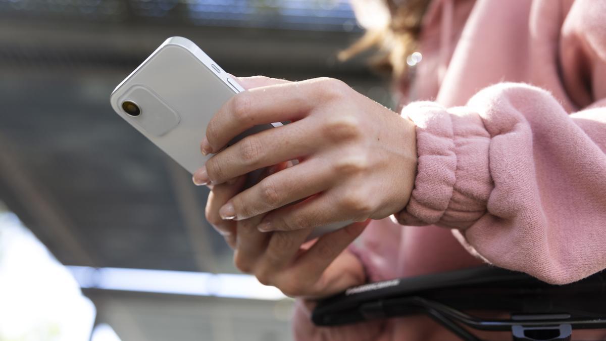 Desconexión digital: una mujer consulta su teléfono móvil durante las vacaciones.