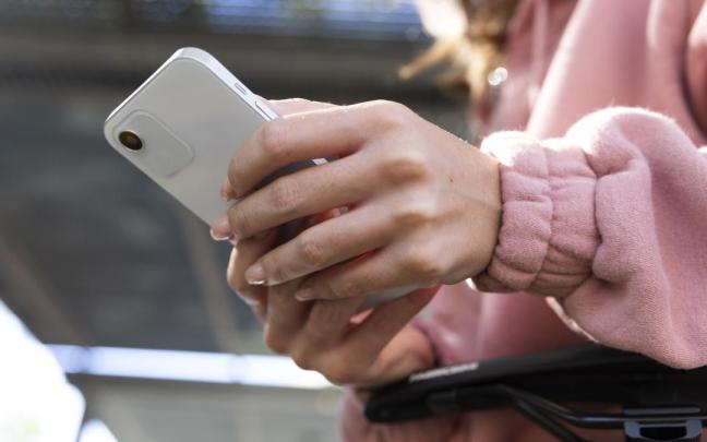 Desconexión digital: una mujer consulta su teléfono móvil durante las vacaciones. / Freepik Desconexión digital: una mujer consulta su teléfono móvil durante las vacaciones.
