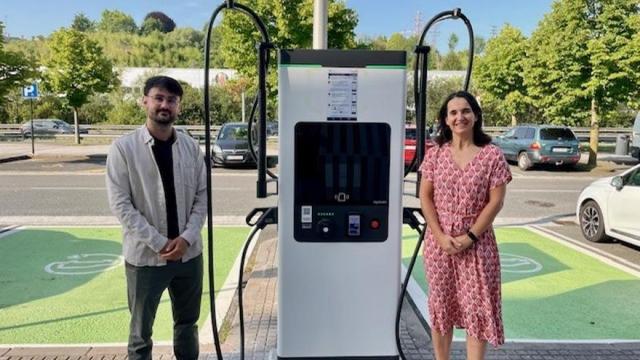 Ibilgailu elektrikoen karga puntua Jostaldi pilotalekuaren ondoan kokatu da. / N.G. Ibilgailu elektrikoen karga puntua Jostaldi pilotalekuaren ondoan kokatu da.