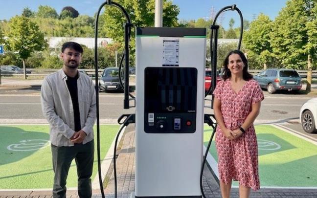 Ibilgailu elektrikoen karga puntua Jostaldi pilotalekuaren ondoan kokatu da. / N.G. Ibilgailu elektrikoen karga puntua Jostaldi pilotalekuaren ondoan kokatu da.