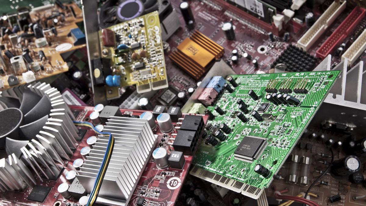 Reciclar los componentes electrónicos puede evitar mucha contaminación además de ahorrar dinero.