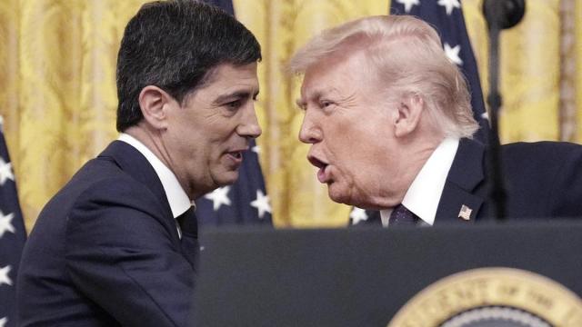 Kevin Warsh, presidente de la Fed, junto a Donald Trump durante la jura de su cargo.